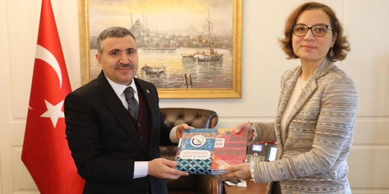 Rektör Çakar’dan, Vali Atay’a "Düzce’ye Değer" kitabı