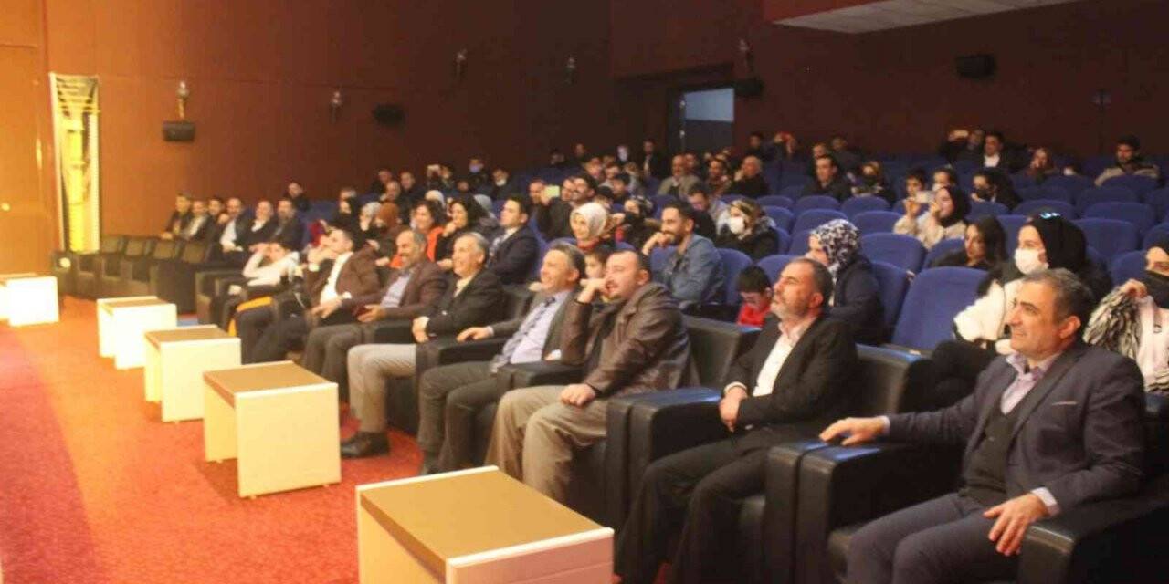 Elazığ’da ‘Newiş Newişe’ tiyatro oyunu büyük ilgi gördü