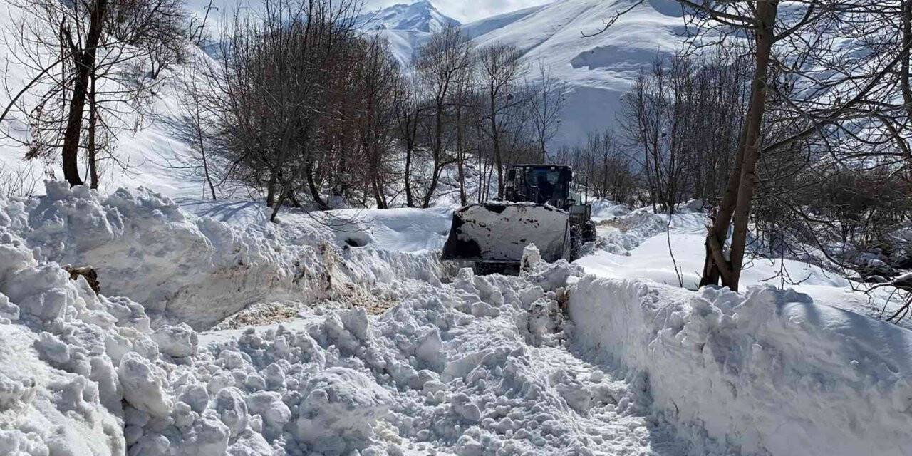 Hakkari’de 15 yerleşim yerinin yolu ulaşıma kapandı