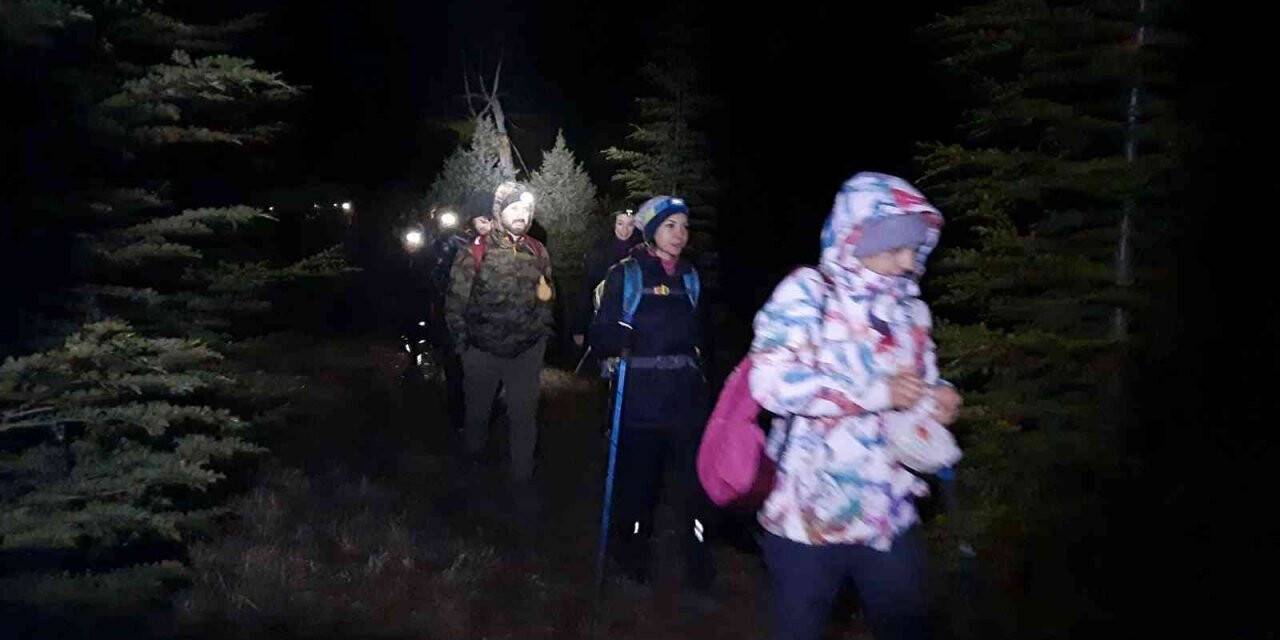 Doğa tutkunları gece yürüyüşünde