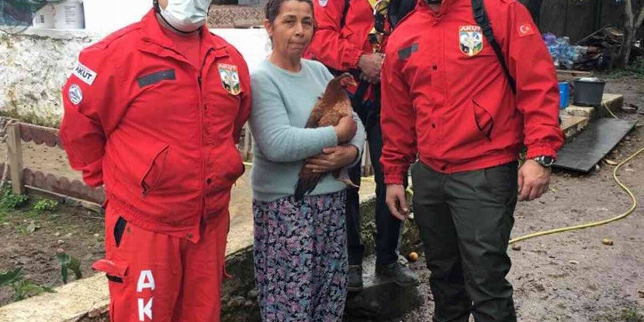 Su dolu kuyuya düşen tavuğu AKUT kurtardı