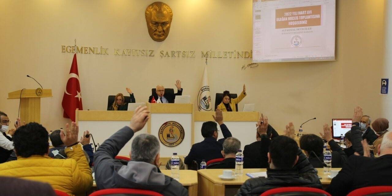 Burhaniye’de zincir marketlere belediyeden düzenleme