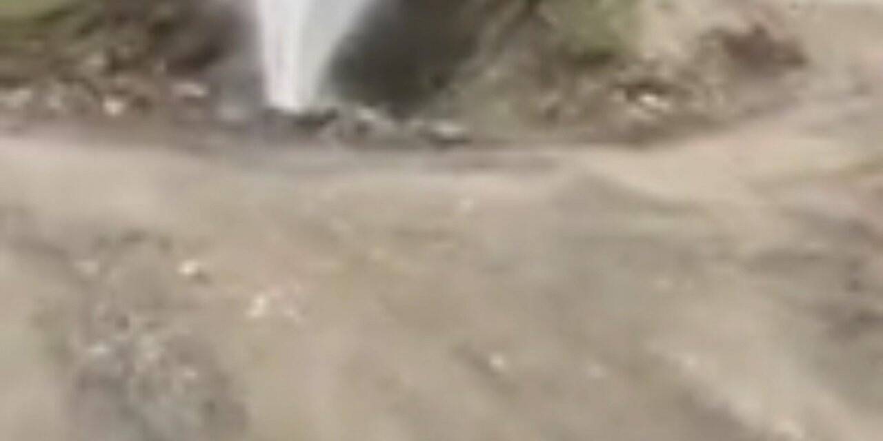 Türkeli’de su borusu patladı, basınçlı su gökyüzüne fışkırdı