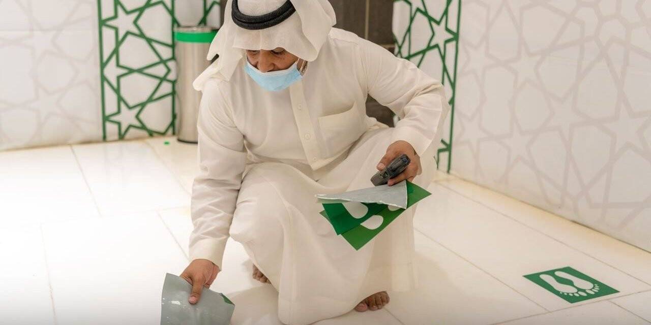 Kabe’de sosyal mesafe etiketleri çıkartıldı