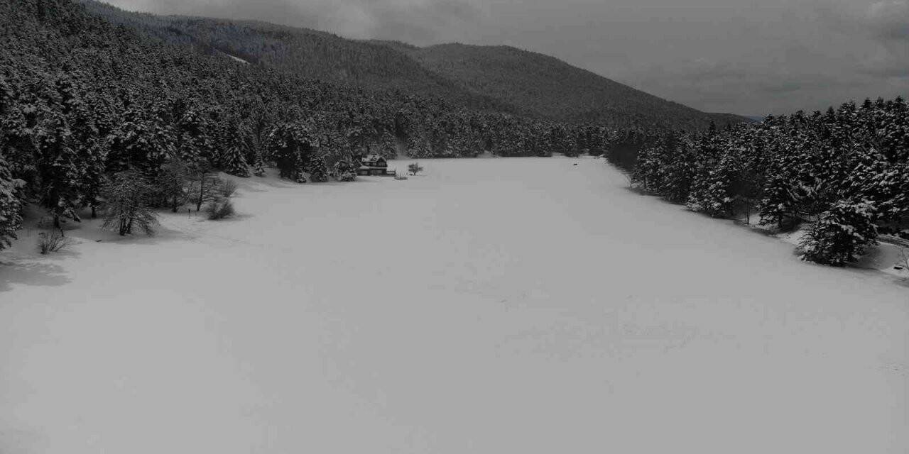 Gölcük Tabiat Parkı beyaz örtüsüyle tatilcilerin ilgi odağı oldu