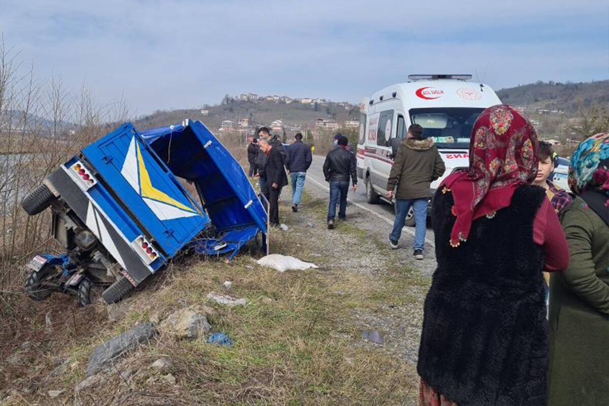 Alaplı'da tarım aracı devrildi: 6 yaralı