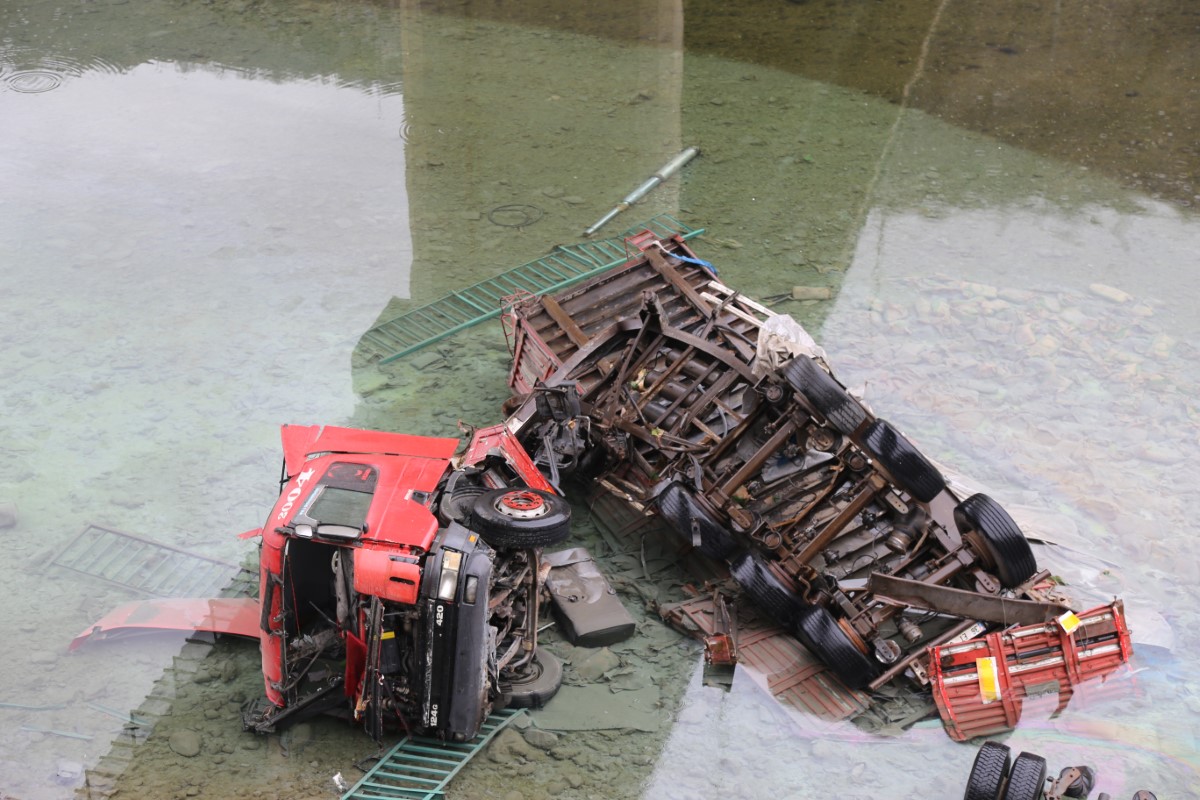 Virajı alamayan tır köprüden nehre düştü, sürücü baraj suları kapatılınca bulundu