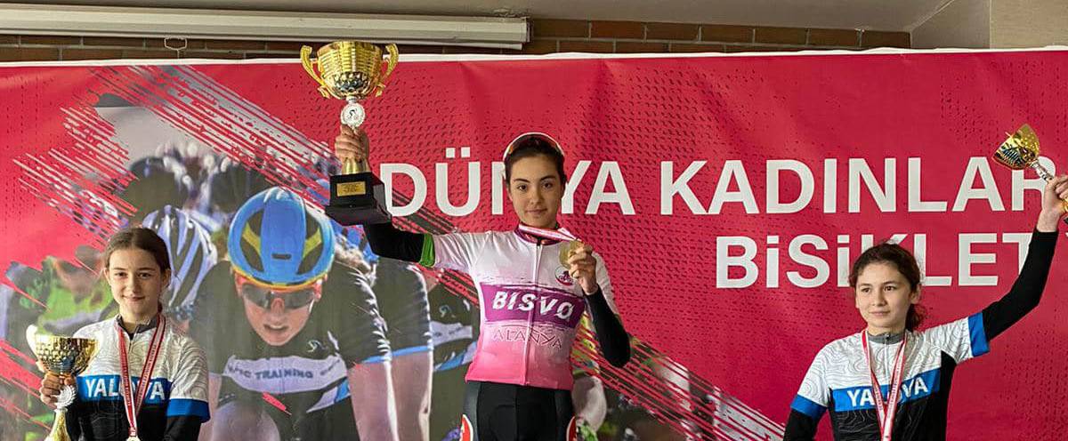 Torkulu pedallar kürsüde