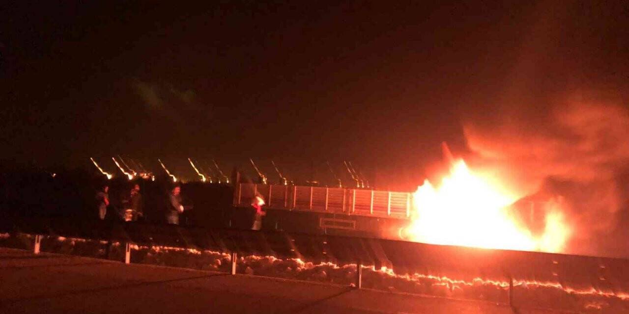 Suriye’ye mermer taşıyan tır lastikleri alev alınca yolda kaldı