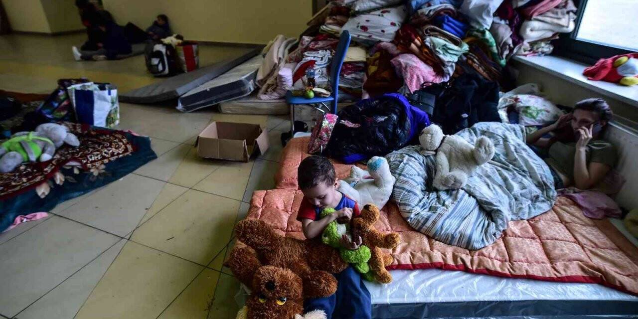 Rusya’nın saldırılarından kaçan siviller Lviv’de stadyuma sığındı