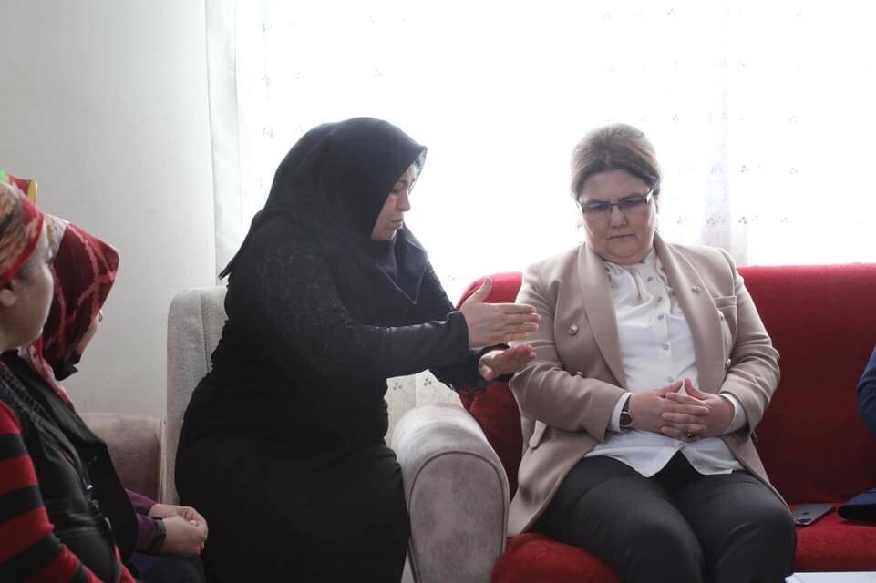 Bakan Yanık’tan Antalya’da vahşice öldürülen Azra’nın ailesine ziyaret