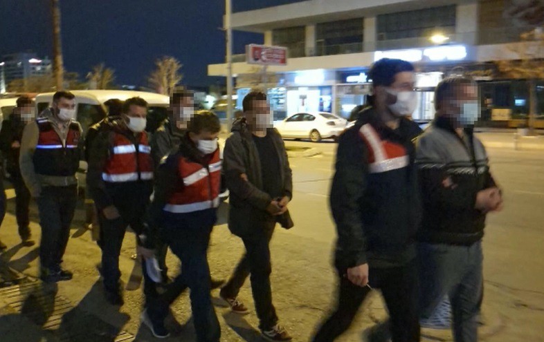 İzmir merkezli FETÖ operasyonunda 87 şüpheli gözaltında