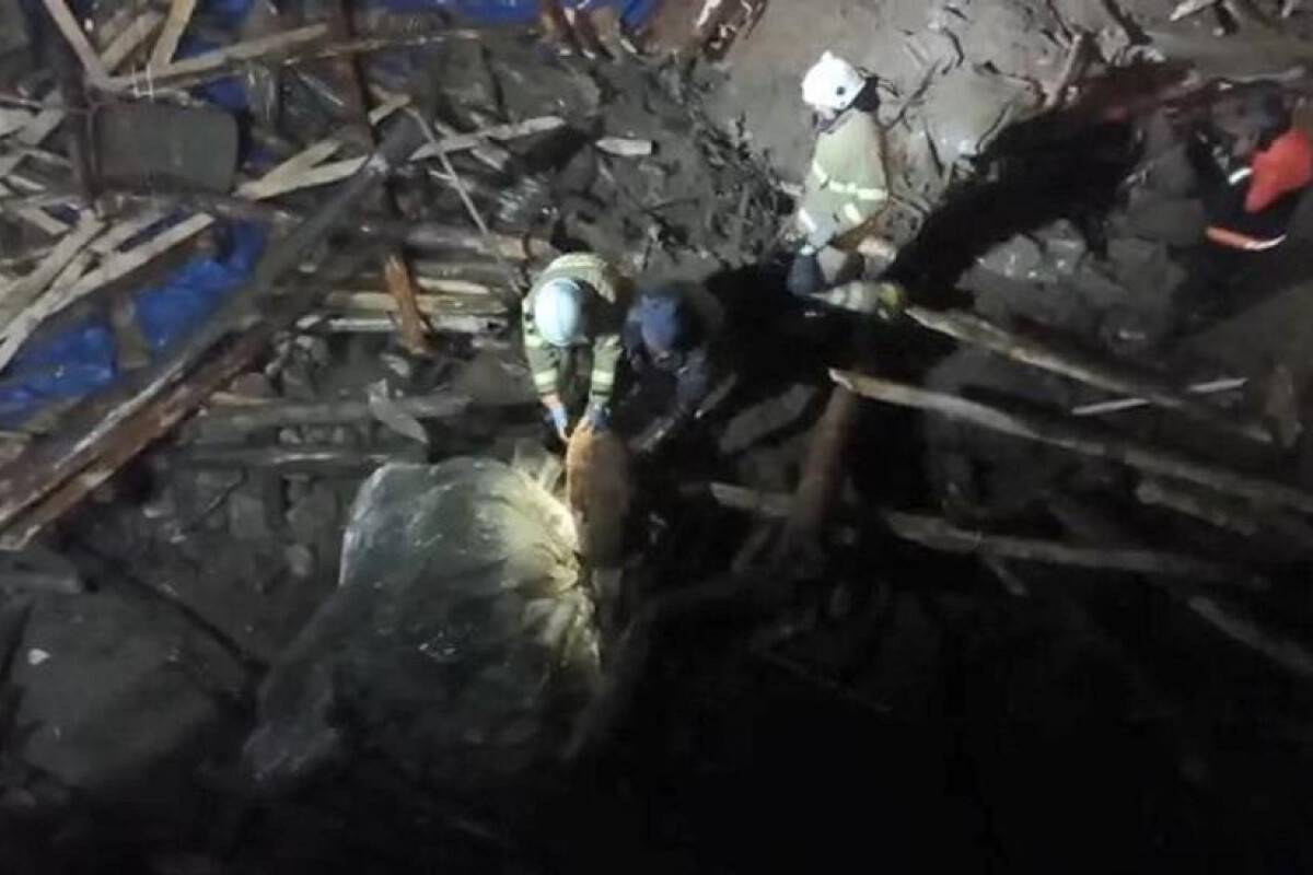 Yağışa dayanamayan ahır çöktü!