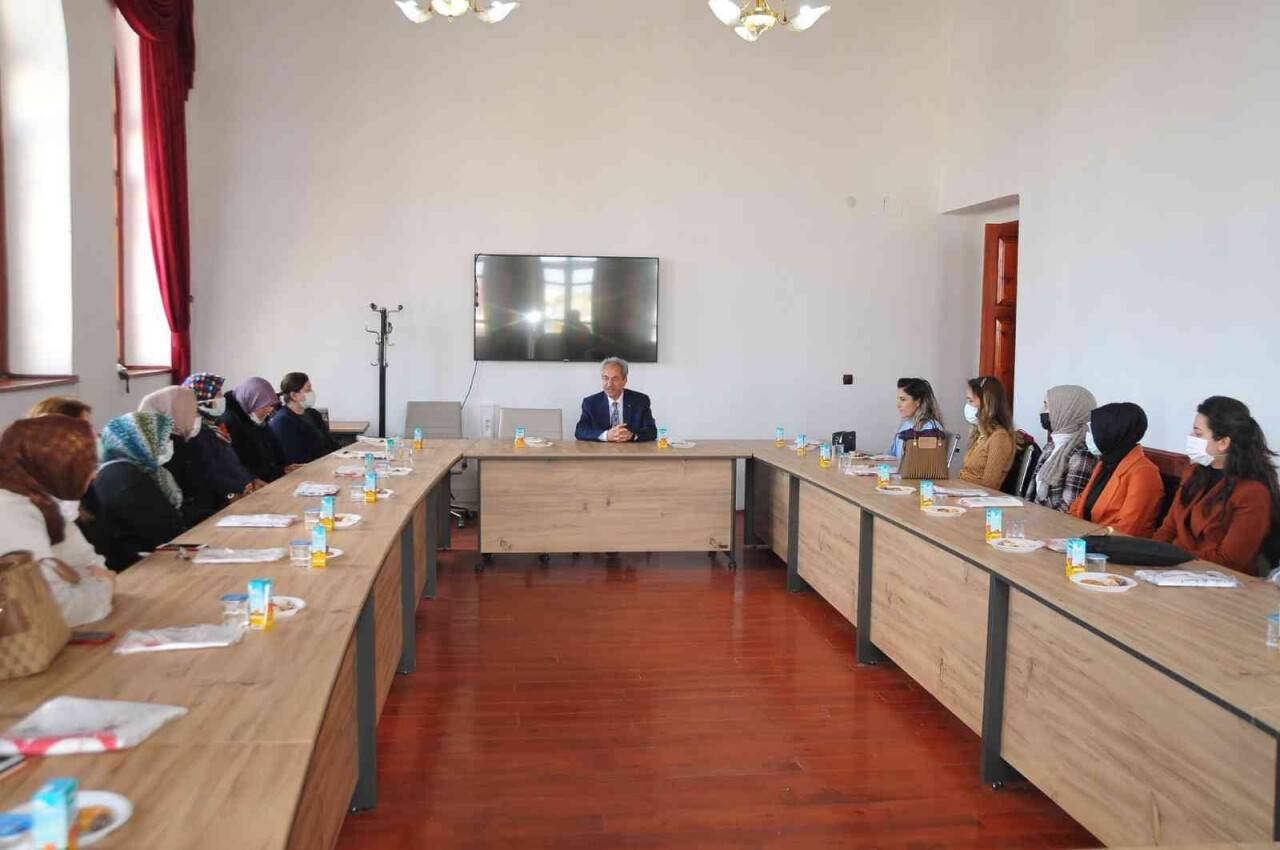 Başkan Akkaya  kadınlar gününü kutladı