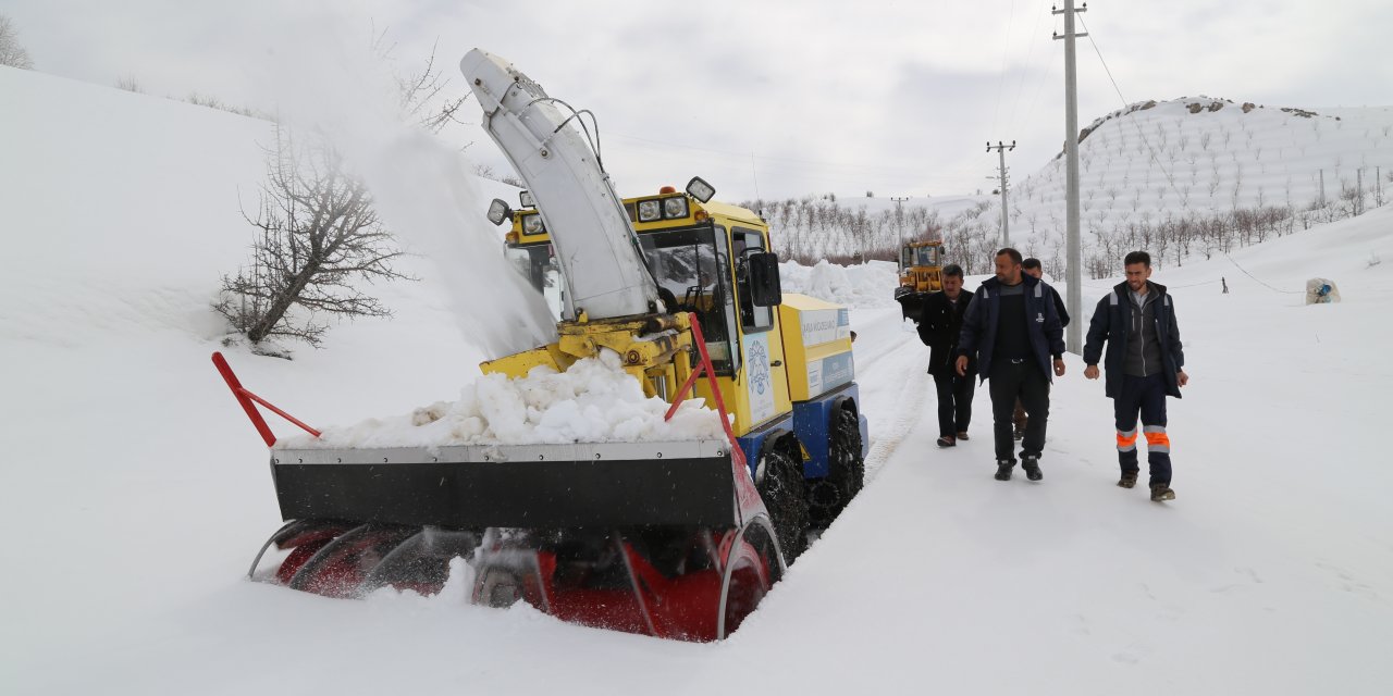 Konya'nın yüksek kesimlerinde karla temizleme çalışmaları devam ediyor