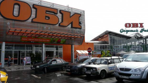 Rusya'da faaliyetini sonlandıracak OBI mağazasında uzun kuyruklar oluştu