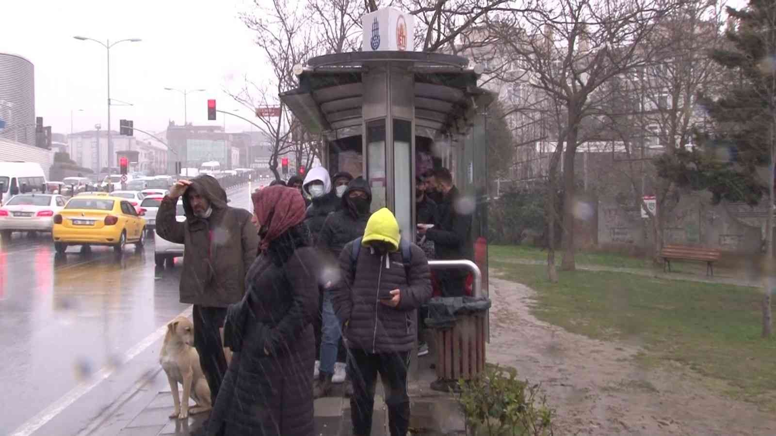 İstanbul’da beklenen kar yağışı Üsküdar’da etkisini gösterdi