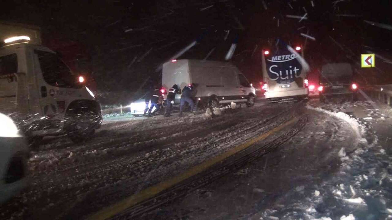 Antalya-Konya karayolu yoğun kar ve tipi nedeniyle tırların geçişine kapatıldı