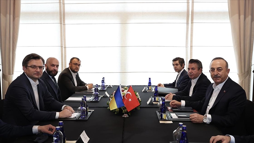 Çavuşoğlu, Ukraynalı mevkidaşıyla üçlü toplantı öncesi  görüştü