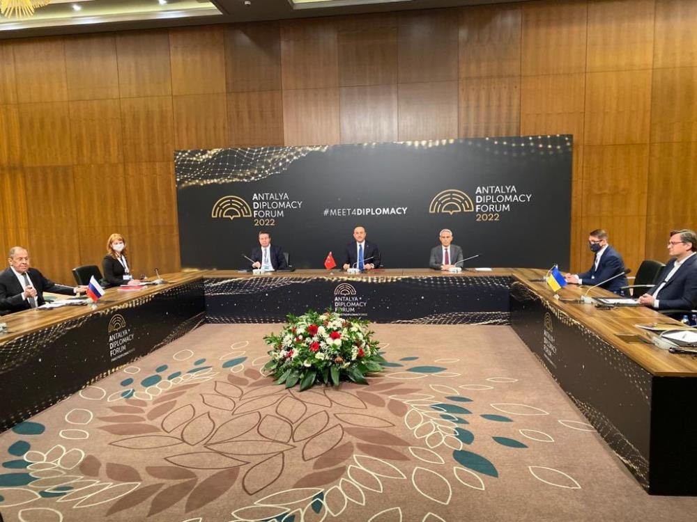 Rusya-Ukrayna-Türkiye üçlü dışişleri bakanları toplantısı başladı