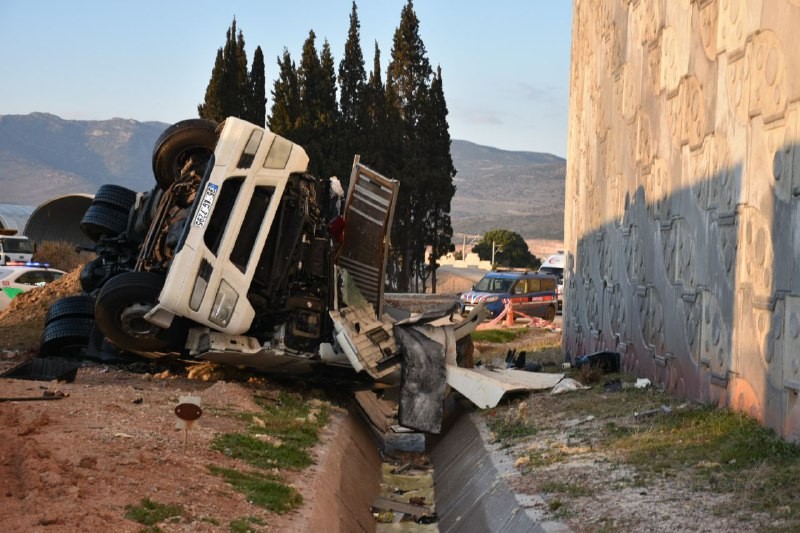 20 metre yükseklikten düşen kamyonun sürücüsü hayatını kaybetti