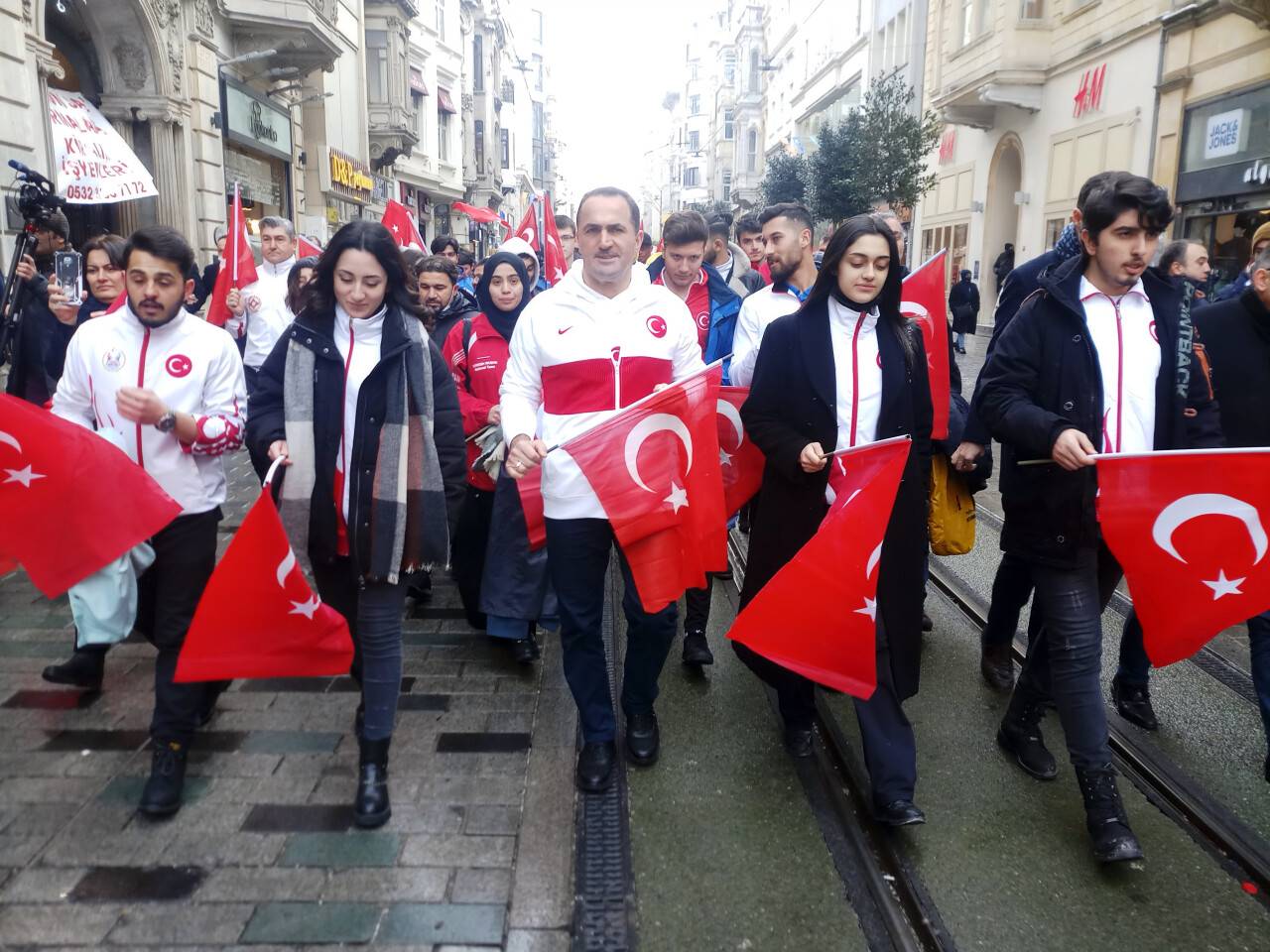 Milli sporcular gençlerle İstiklal Marşı’nı okudu