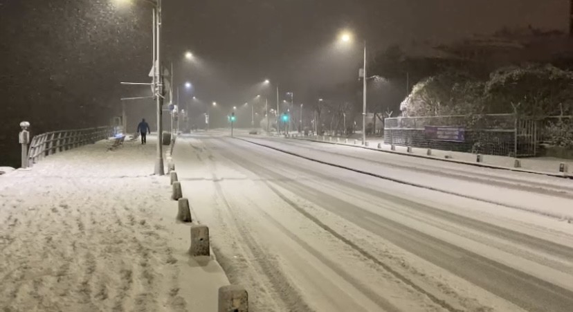 Üsküdar’da kar yağışını fırsat bilen vatandaşlar sahile akın etti