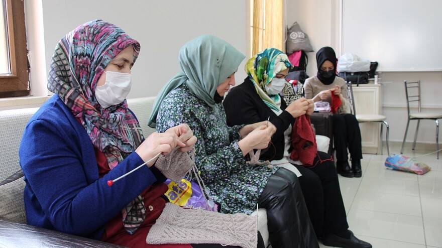 Konyalı annelerin ördüğü atkı ve bereler gönülleri ısıtıyor