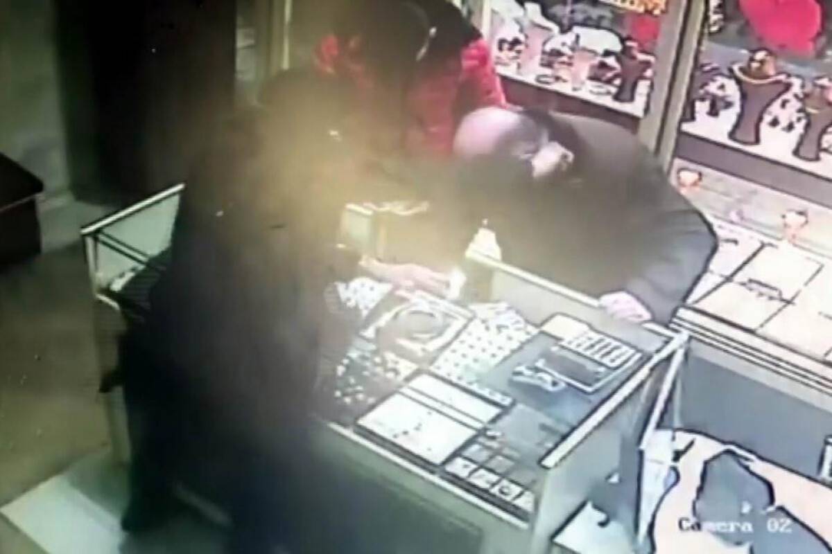 Kuyumcuda dehşet: Sarrafı boynundan bıçakladı, bileziği çalıp kaçtı