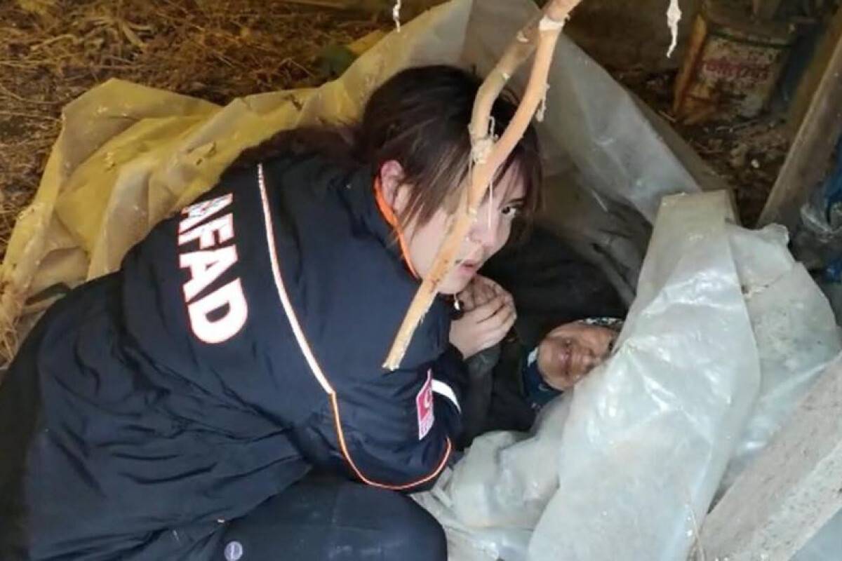 Donmak üzere olan yaşlı kadının ellerini nefesiyle ısıtan AFAD görevlisi o anları anlattı