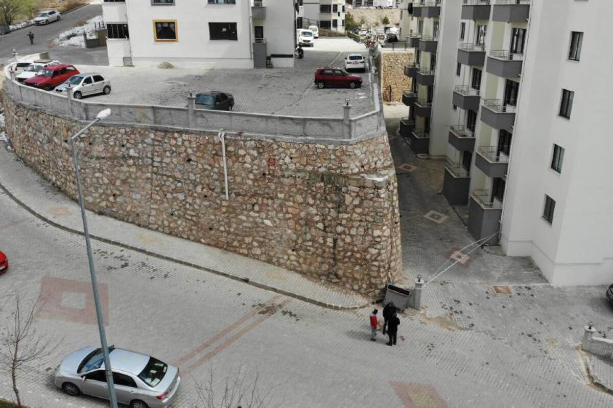 12 katlı binanın istinat duvarında oluşan çatlaklar endişelendirdi