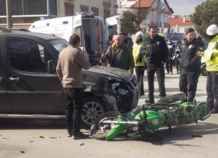 Ayvalık’ta motosiklet ticari araçla çarpıştı: 2 yaralı