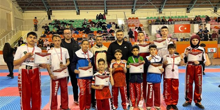 Okul Sporları Kick Boks Türkiye Şampiyonası’nda 11 madalya