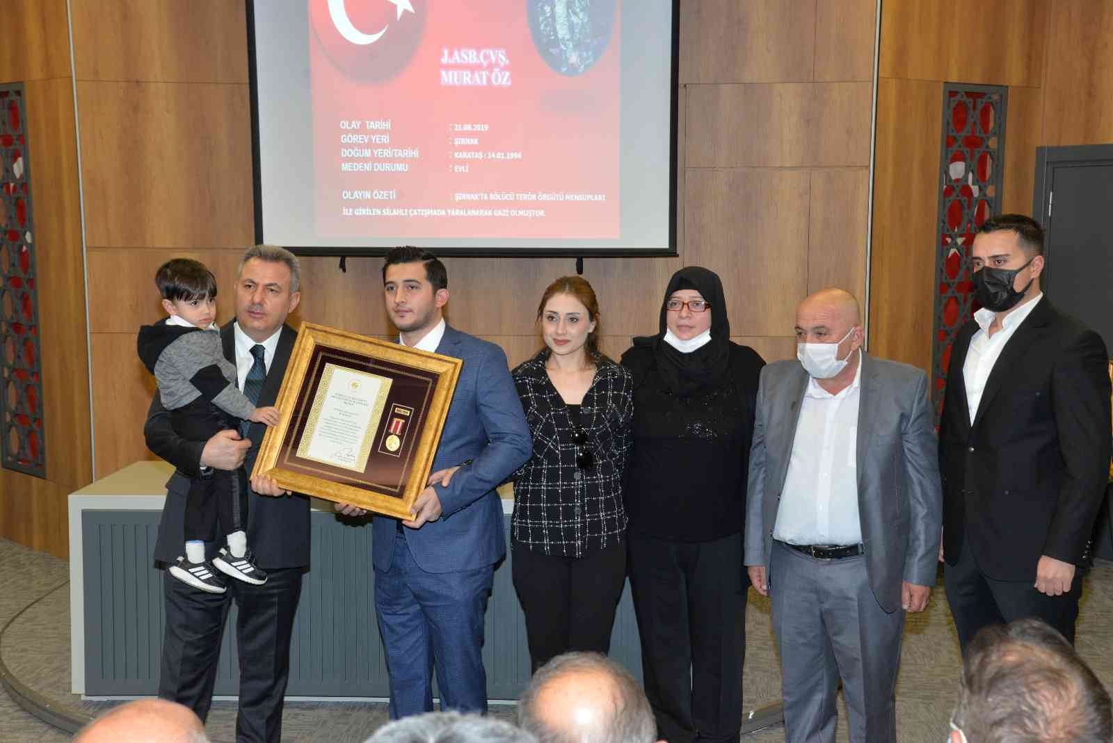 Adana’da şehit yakını ve gazilere Devlet Övünç Madalyası verildi