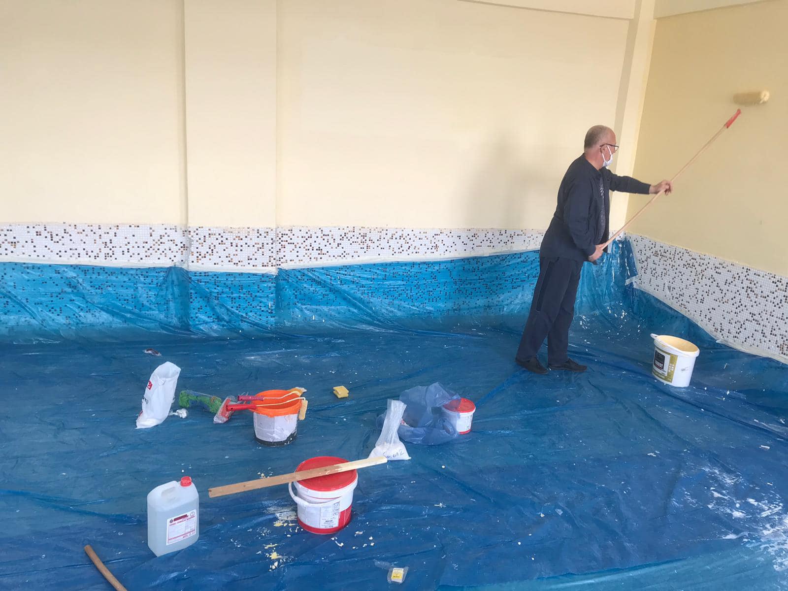 Karapınar'da öğretmenler okul kütüphanesinin duvarlarını boyadı