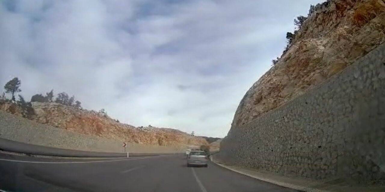 Hatalı sollama yapan araç, gezici jandarma aracına yakalandı