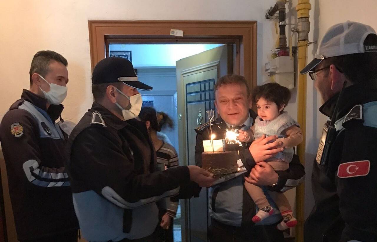 Doğum gününde kaybolan kimliğini pasta keserek teslim ettiler