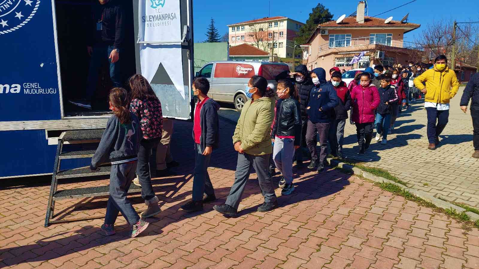 Beyaz perde tıra taşındı, sinema köy çocuklarının ayağına gidiyor