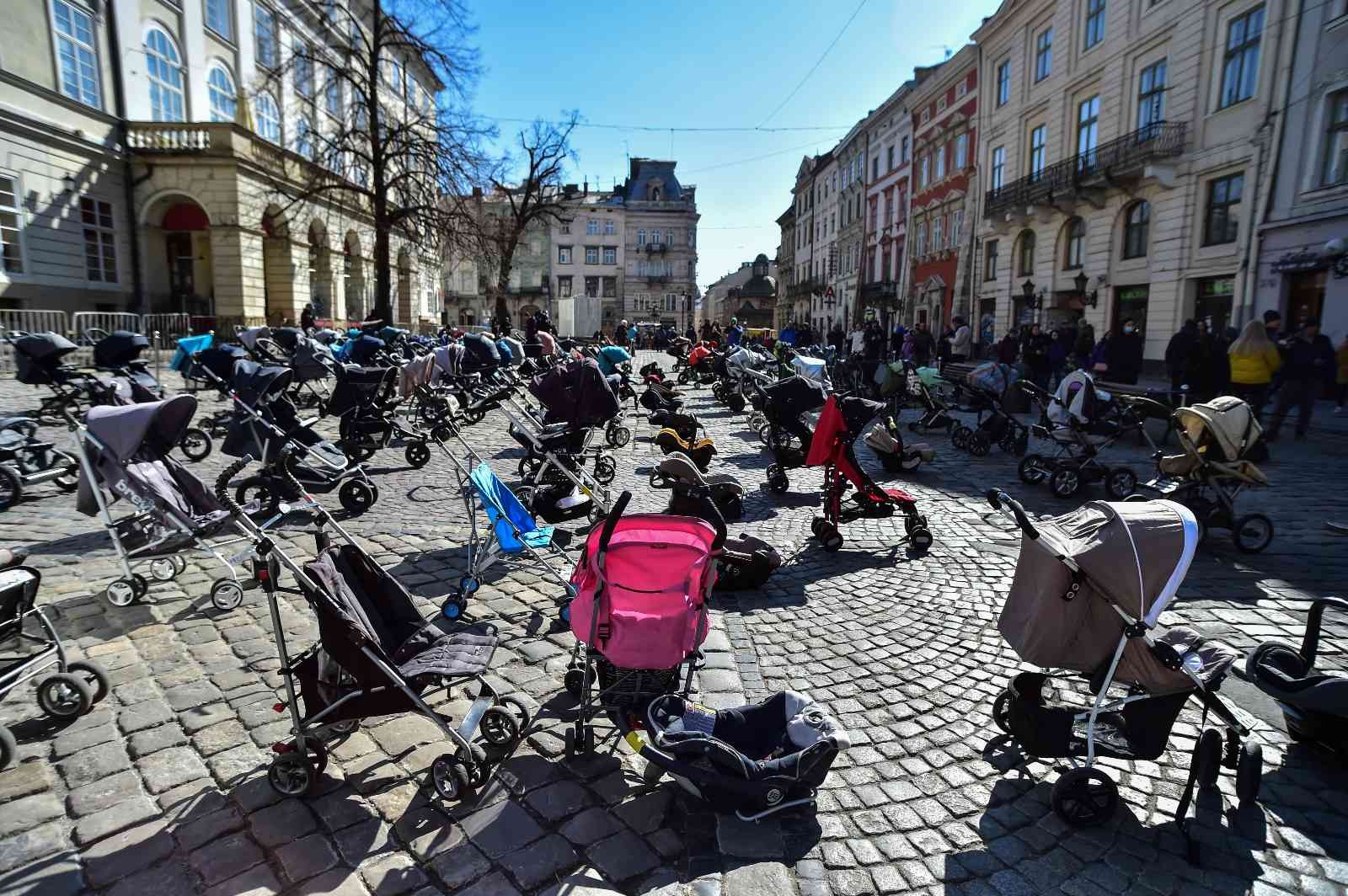 Lviv’de Rus saldırılarında ölen çocuklar için meydana 109 bebek arabası bırakıldı