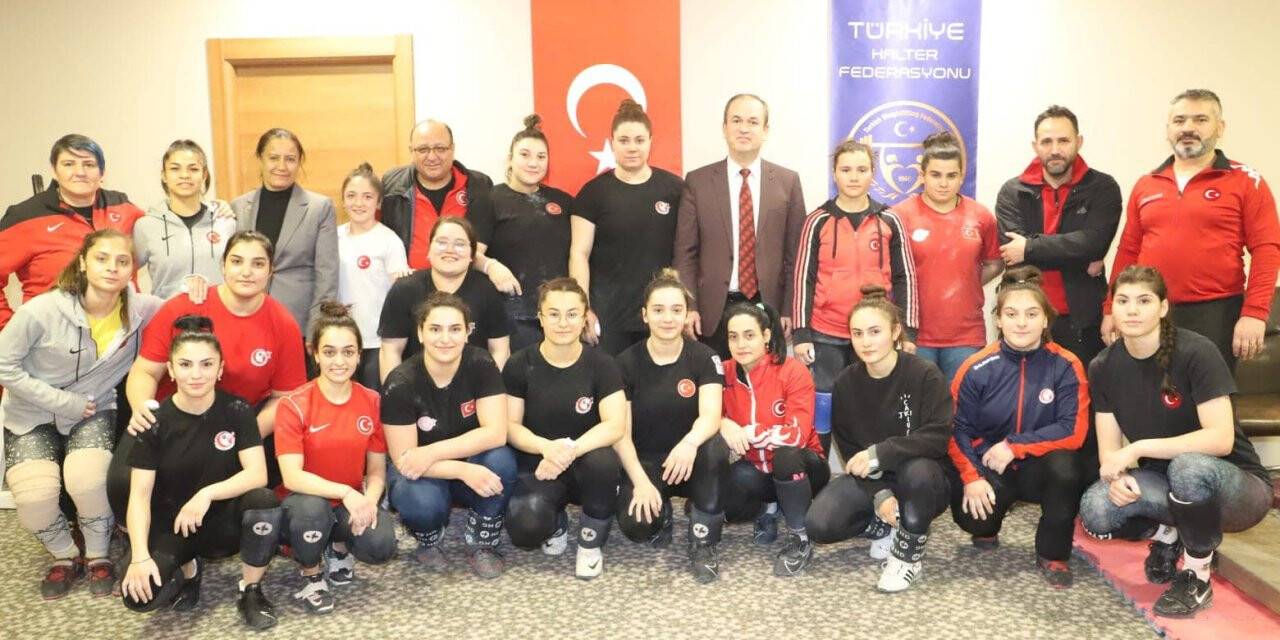 Halter Mili Takımının kampı sürüyor