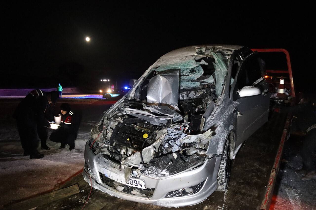 Otomobil kar küreme aracının bıçağına ok gibi saplandı: 2 yaralı