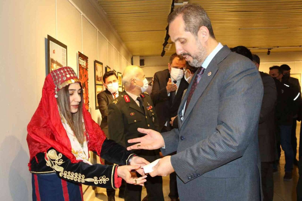 Öğrenciler Milletvekili Çivitçioğlu’nun eline kına yaktı