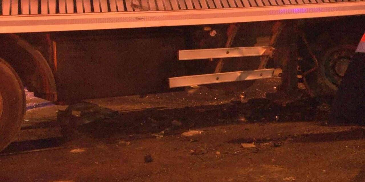 İstanbul Sultanbeyli’de otomobil tıra çarptı: 3 yaralı