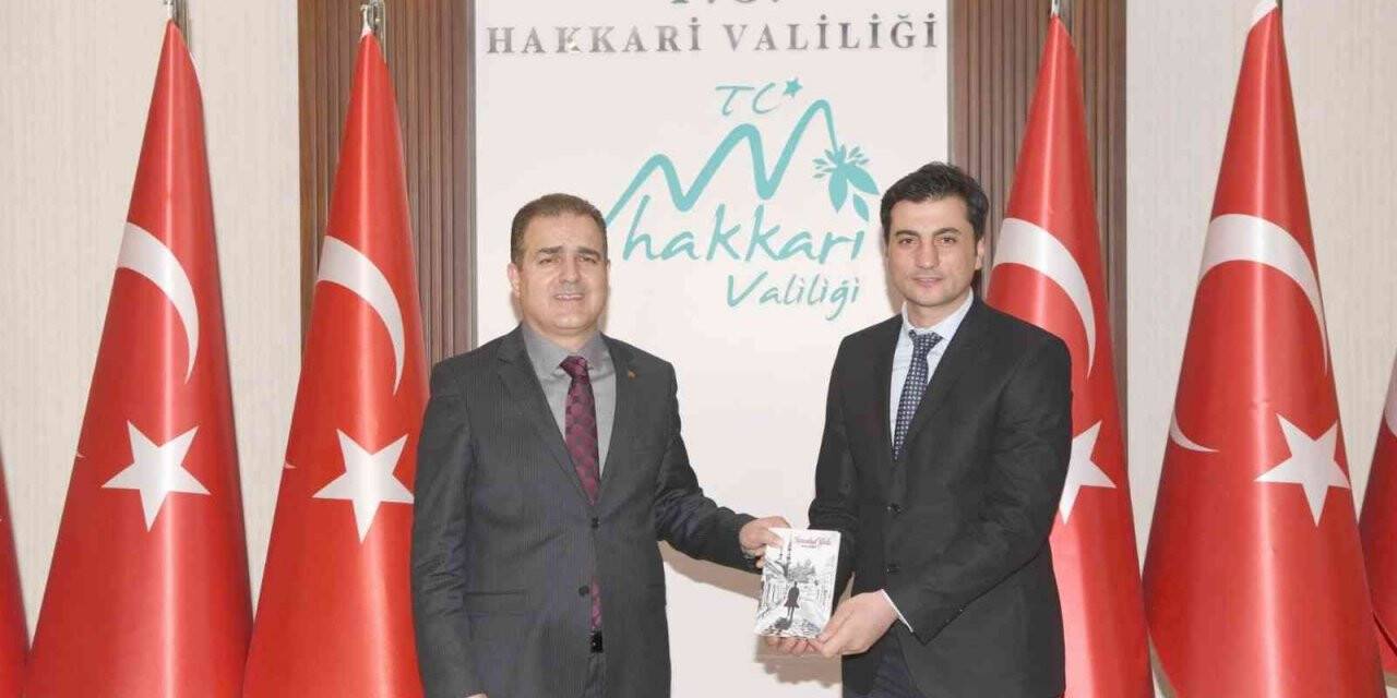 Polis memuru ’’İstanbul Yolu’’ adlı şiir kitabını Vali Akbıyık’a takdim etti