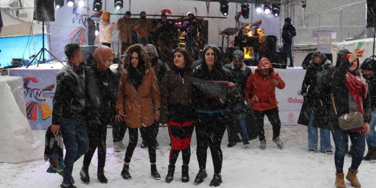 Karlı havada festival coşkusu