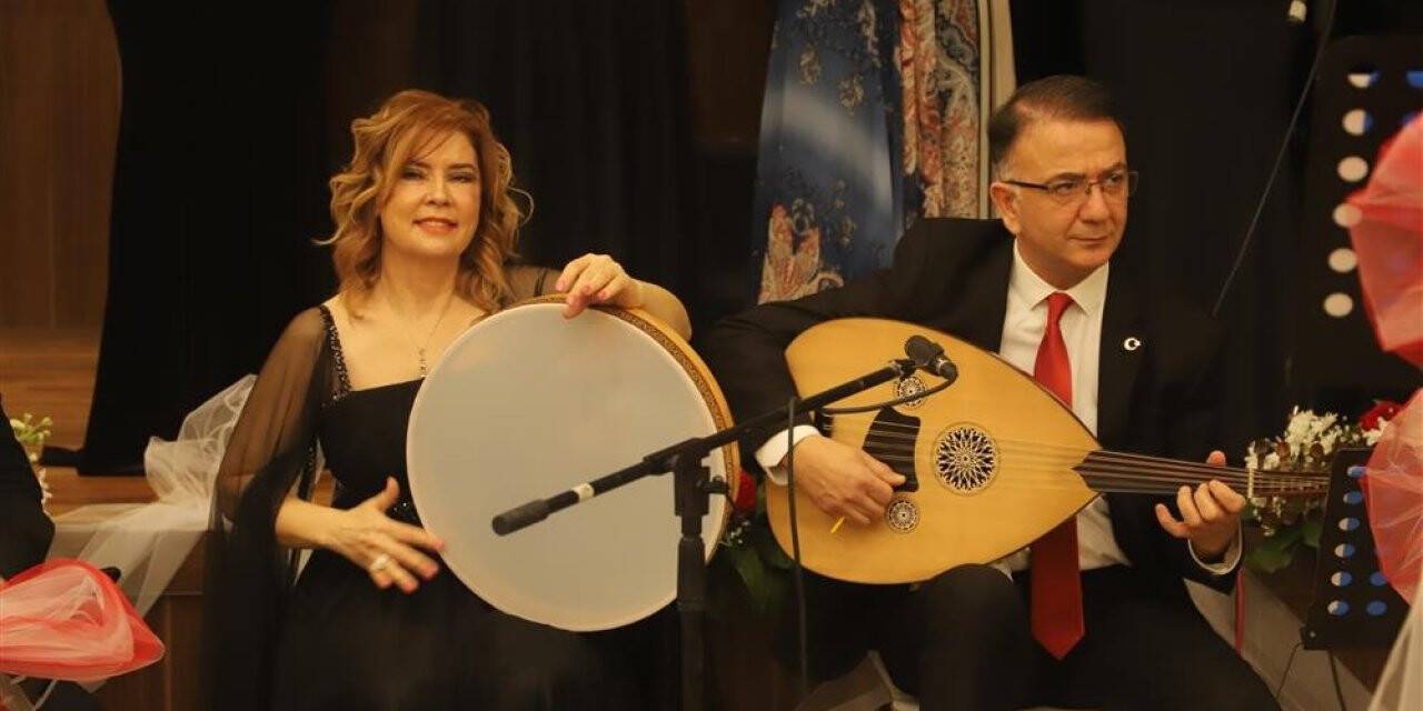 Sağlık çalışanlarından hastanede ’Tıp Bayramı’ konseri