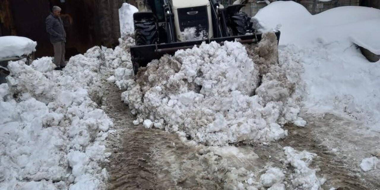Güroymak’ta karla mücadele çalışması