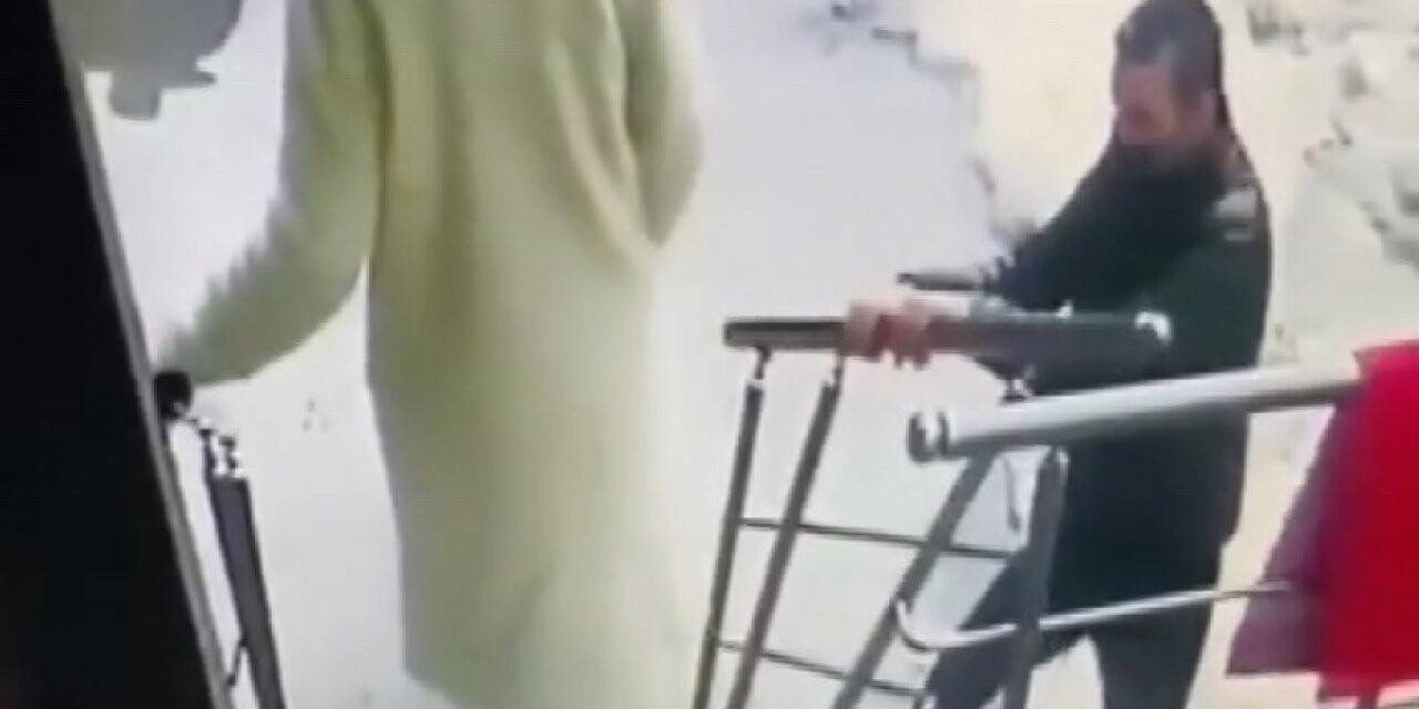 Ümraniye’de hırsız, kimseye aldırış etmeden demir korkulukları çaldı