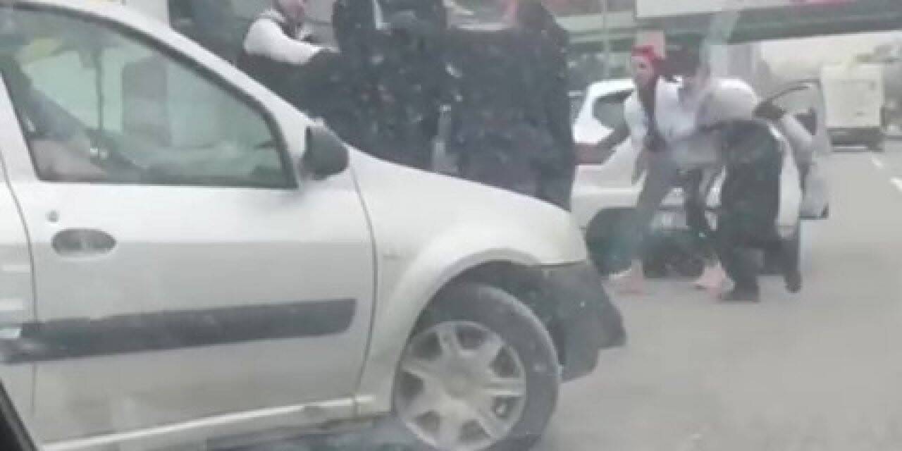 Maltepe’de yol verme kavgasında tekmeler yumruklar havada uçuştu