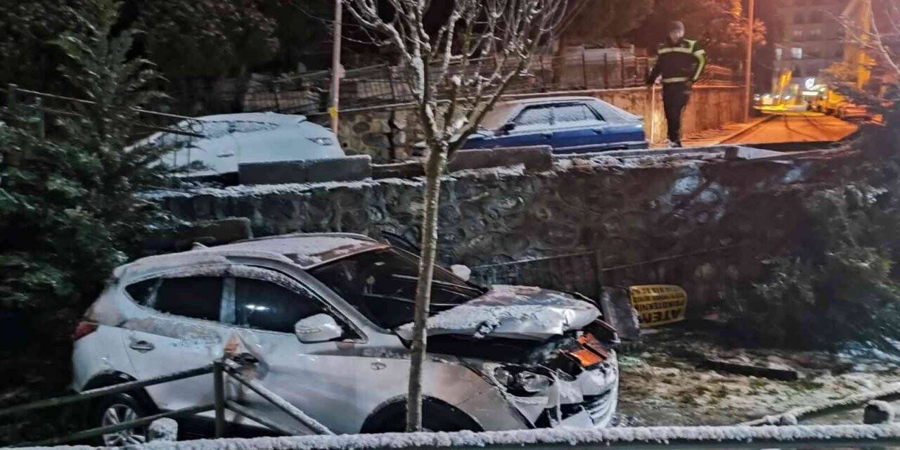 İstanbul’da korku dolu anlar kamerada: Otomobil çocuk parkına uçtu
